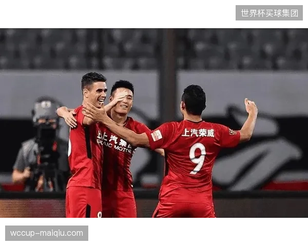 中场发动机伊沃比的传球是撕开对手密集防守的关键。